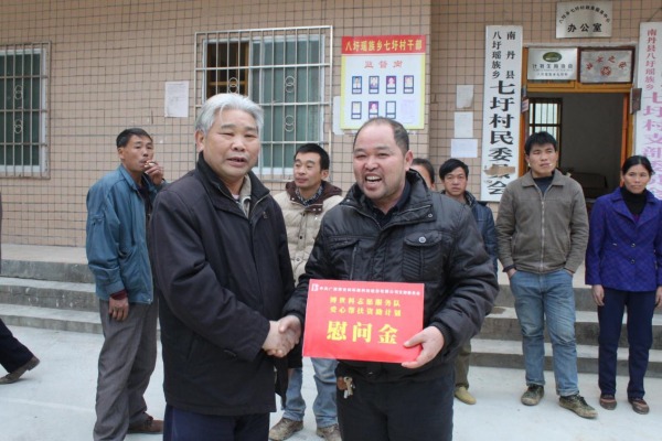 博世科愛心資助計(jì)劃惠民生 志愿服務(wù)團(tuán)隊(duì)山村送溫暖1.jpg