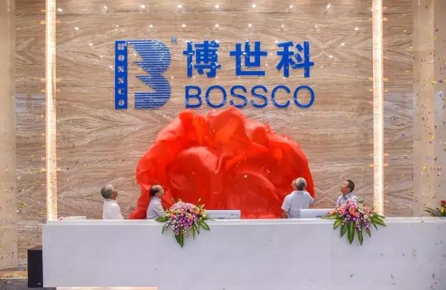 1543218657937023.jpg 公司董事長王雙飛、副董事長楊崎峰、總經(jīng)理宋海農(nóng)、黨支部書記許開紹共同為新綜合樓揭牌-c08f1994-df02-42ca-8b56-d97b3118f93e.jpg