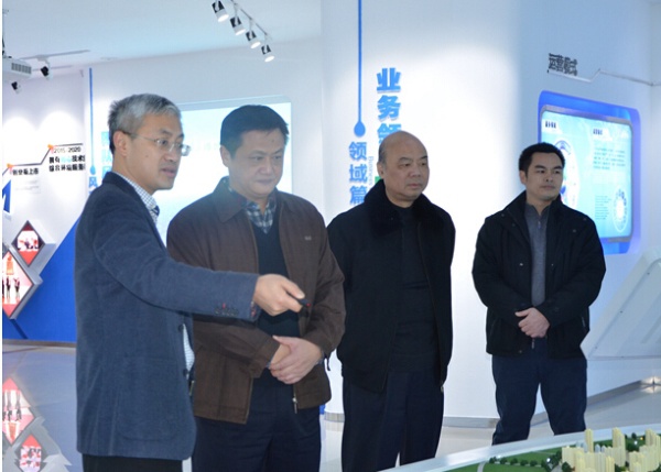 南寧市委常委、組織部部長(zhǎng)譚向光慰問公司總經(jīng)理宋海農(nóng)博士2.jpg