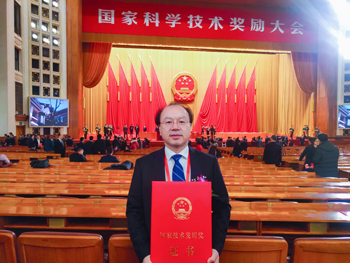 王博領(lǐng)獎-2019年國家技術(shù)發(fā)明二等獎.jpg